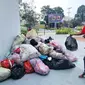 Sejumlah kader DPC PDI Perjuangan (PDIP) Depok yang menitipkan sampah di Kantor Wali Kota Depok Mohammad Idris. (Liputan6.com/Dicky Agung Prihanto)