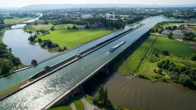 Pont Canal Du Sart (sumber: Reddit)