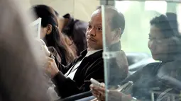 Sutan Bhatoegana tampak tegang saat menunggu di lobi KPK untuk menjalani pemeriksaan, Jakarta, Rabu (17/9/2014) (Liputan6.com/Faisal R Syam)