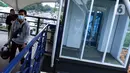 Pejalan kaki melintas di dekat lift JPO yang terbengkalai di Jalan Jembatan Gantung, Daan Mogot, Jakarta Barat, Rabu (17/3/2021).  JPO yang pernah rusak dan telah selesai diperbaiki ini mempunyai gaya artistik yang sangat  bagus dengan fasilitas yang cukup banyak. (Liputan6.com/Johan Tallo)