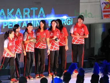 Tim putri Jakarta Pertamina Energi diperkenalkan saat Pembukaan Proliga 2016 putaran pertama yang berlangsung meriah di GOR Ken Arok, Malang, Jumat (19/2/2016). (Bola.com/Nicklas Hanoatubun)