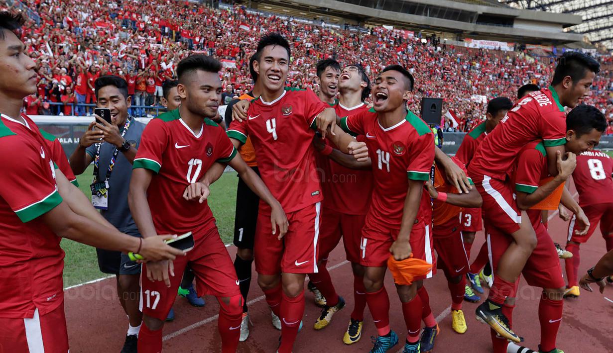 Para pemain timnas Indonesia merayakan kemenangan atas Kamboja di Stadion Shah Alam, Selangor, Kamis, (24/8/2017). Indonesia menang 2-0 atas Kamboja. (Bola.com/Vitalis Yogi Trisna)
