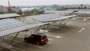 Mobil terpakir di bawah carport tenaga surya di pusat perbelanjaan, Kenya Nairobi, Afrika (15/9/2015). Afrika memiliki 3.300 panel surya yang menghasilkan 1.256 MWh per tahun mengurangi emisi karbon hingga 745 ton per tahun. (REUTERS/Thomas Mukoya)