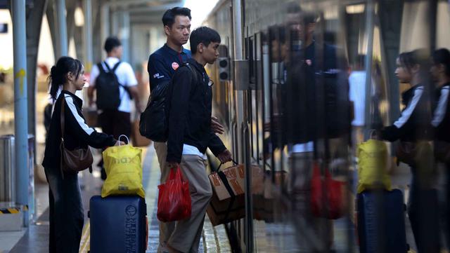 Ribuan Pemudik Padati Stasiun Pasar Senen Jakarta