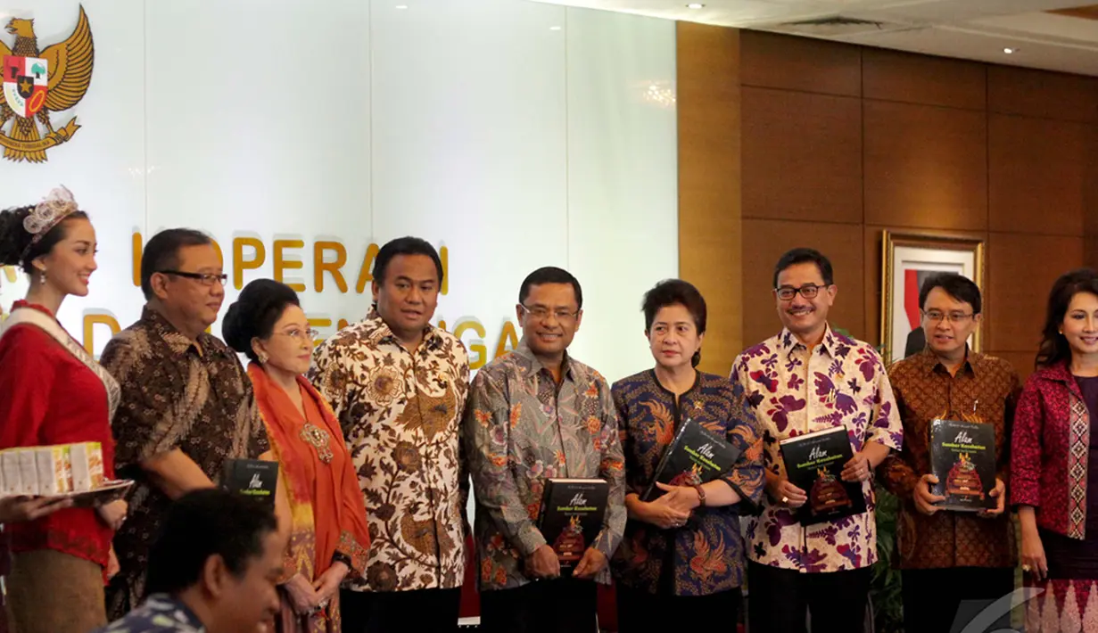 Menkop AAGN Puspayoga menggandeng tujuh menteri untuk  mengerakan minum jamu bersama untuk meningkatkan ekonomi kerakyatan, semakin banyak orang minum jamu semakin hidup produsen jamu kita. Jakarta, Jumat (9/1/2015). (Liputan6.com/Faizal Fanani)