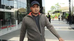 Ekspresi Ketua DPRD Kabupaten Tebo, Agus Rubiyanto usai menjalani pemeriksaan di gedung KPK, Jakarta, Jumat (6/4). Agus diperiksa terkait suap proyek-proyek di wilayah Provinsi Jambi. (Merdeka.com/Dwi Narwoko)