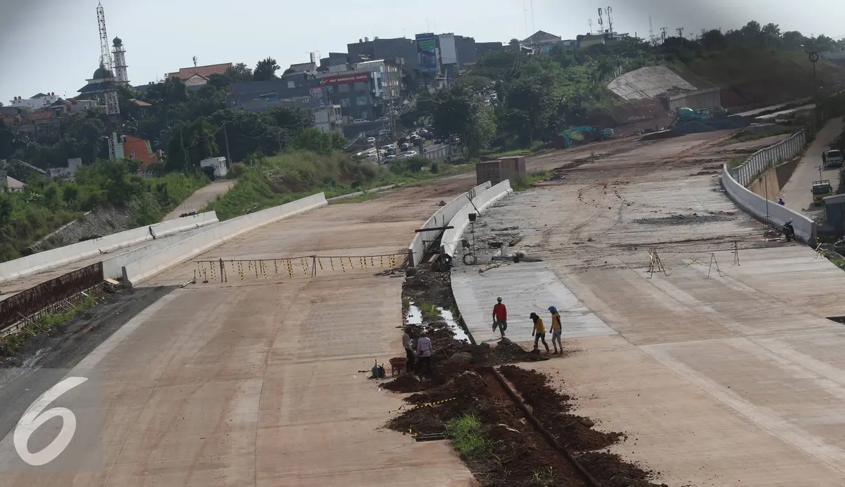 Pekerja menyelesaikan pembangunan proyek jalan tol Cinere-Jagorawi Seksi II di Depok, Jawa Barat, Jumat (3/6). Proyek yang direncanakan rampung pertengahan 2016 terpaksa mundur akibat terkendala proses pembebasan lahan. (Liputan6.com/Immanuel Antonius)