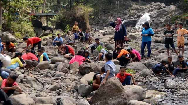 Kompetisi menata atau menyusun batu (Rock balancing) dalam Tanalum Culture Festival, 4 Agustus 2019. (Foto: Liputan6.com/Dinkominfo PBG/Muhamad Ridlo)