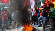 Aksi bakar ban mewarnai demonstrasi terkait RUU Pilkada di depan Gedung DPR, Jakarta, (25/9/14). (Liputan6.com/Johan Tallo)