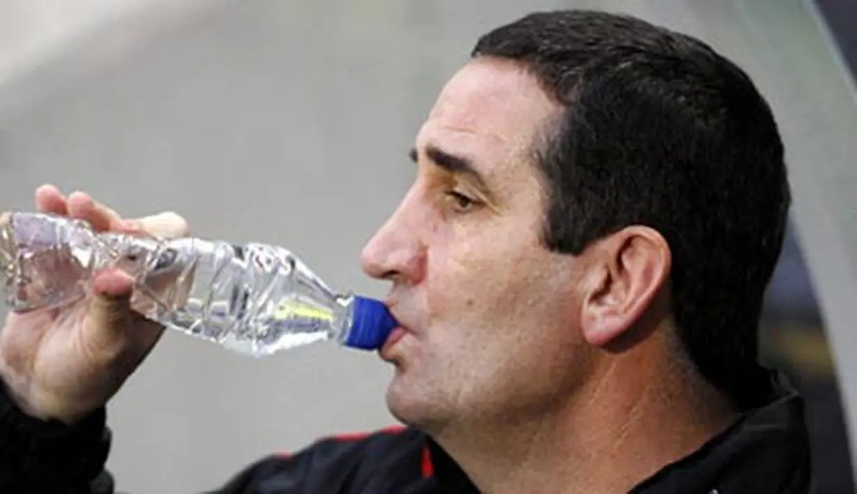 Sunderlnad's caretaker boss Ricky Sbragia drinks before their English Premier League football match against Hull City at The Kingston Communications Stadium in Hull, north-east England, on December 20, 2008. AFP PHOTO/PAUL ELLIS
