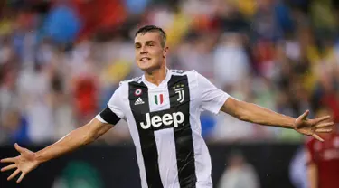 Pemain anyar Juventus, Andrea Favilli melakukan selebrasi usai mencetak gol ke gawang Bayern Munchen dalam International Champions Cup (ICC) 2018 di Lincoln Financial Field, Philadelphia, Amerika Seikat, Rabu (25/7). (Eduardo Munoz Alvarez/AFP)