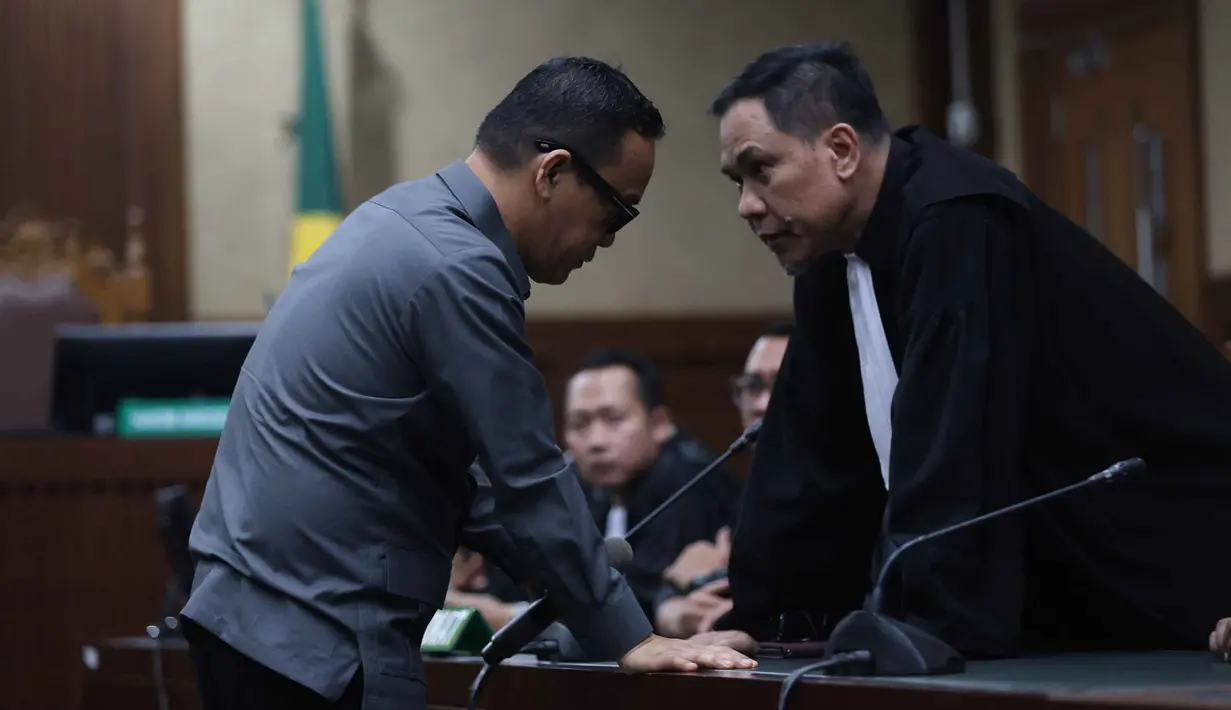 Mantan Wakil Menteri Ketenagakerjaan, Immanuel Ebenezer Gerungan atau Noel (kiri), saat sidang pembacaan putusan atau vonis di Pengadilan Tindak Pidana Korupsi (Tipikor), Jakarta, Kamis (4/6/2026). (Kapanlagi.com/Budy Santoso)