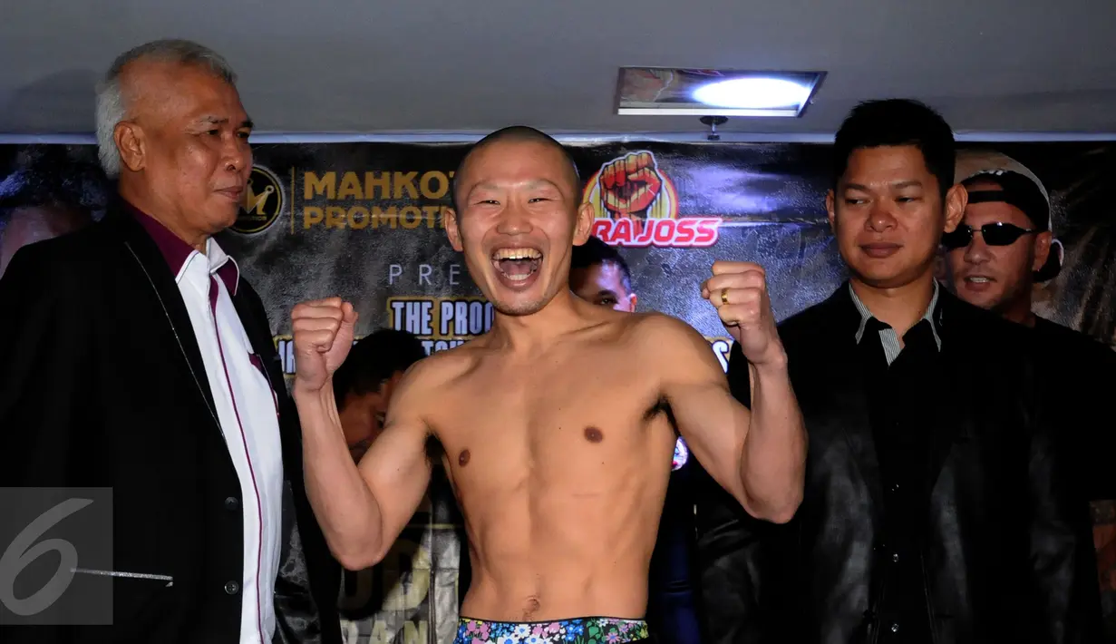 Petinju Jepang, Yoshitaka Kato bergaya usai melakukan timbang badan di Jakarta, Kamis (4/2/2016). Kato akan melawan petinju Indonesia, Daud Yordan dalam laga kelas ringan WBO, Jumat (5/2). (Liputan6.com/Helmi Fithriansyah)