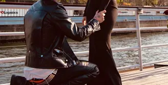 Avril nampak anggung mengenakan gaun hitam lengan panjang saat dilamar Mod Sun dengan pemandangan Menara Eiffel. Mod Sun juga tampil serba-hitam dalam setelan black jeans dan biker jacket (Foto: Instagram @modsun)