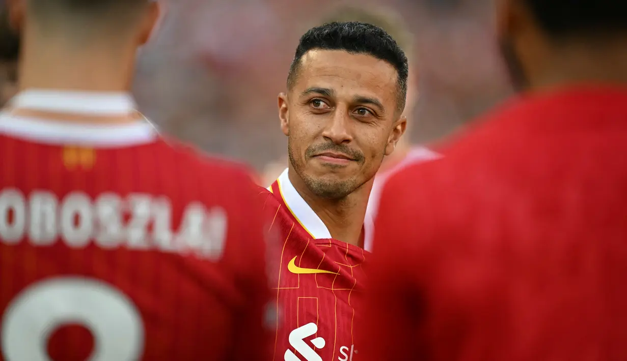 Mantan gelandang Liverpool, Thiago Alcantara, memutuskan gantung sepatu alias pensiun sebagai pemain, di usia 33 tahun, Minggu (7/7/2024).  (Paul Ellis/AFP)