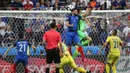 Proses terjadinya gol Prancis yang dicetak oleh Olivier Giroud ke gawang Rumania pada laga Grup A Piala Eropa 2016. Prancis baru mencetak gol pada menit ke-57 melalui sundulan Olivier Giroud memanfaatkan umpan Dimitri Payet. (AFP/Kenzo Tribouillard)