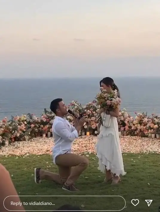 <p>Kesan minimalis dari gaun yang dikenakan terlihat semakin elegan disertai dengan efek ruffle pada bagian bawah gaun dan potongan asimetris yang menampilkan keunikan tersendiri saat dikenakan. (Foto: Instagram/ Jessica Mila)</p>