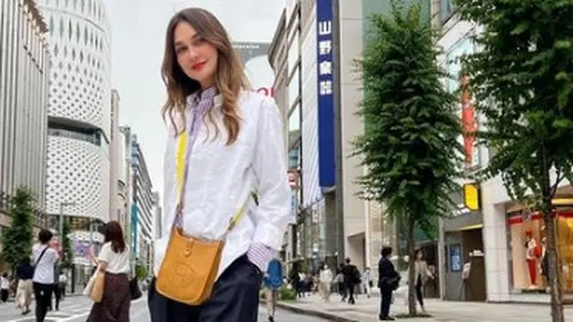 6 Gaya Luna Maya Berbalut Busana Putih di Berbagai Negara