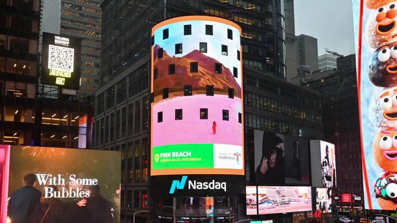 Pink Beach Labuan Bajo Ikut Mejeng dalam Iklan 15 Detik Grab di Times Square New York
