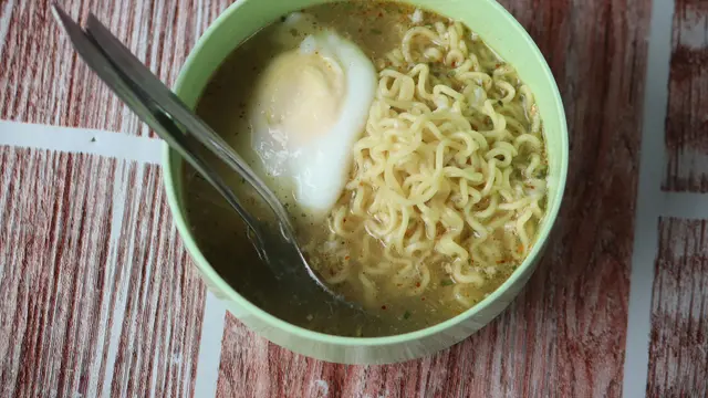 Bocah 13 Tahun Meninggal setelah Makan Mi Instan Mentah, Memicu Kekhawatiran Kesehatan Masyarakat