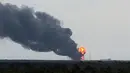 Kepulan asap hitam mengudara dari lokasi ledakan Roket SpaceX Falcon 9 saat uji coba peluncuran di Florida, AS, Kamis (1/9). Ledakan menghancurkan roket dan satelit yang seharusnya akan diorbitkan pada 3 September besok (Twitter.com/GirlieToNerdy/REUTERS)