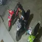 Rekaman CCTV Memperlihatkan Pelaku Curanmor Sedang Beraksi di Depan Klinik Dokter Gigi, Bekasi, Jawa Barat, Rabu (29/1/2020). (Foto: Liputan6.com/Bam Sinulingga).