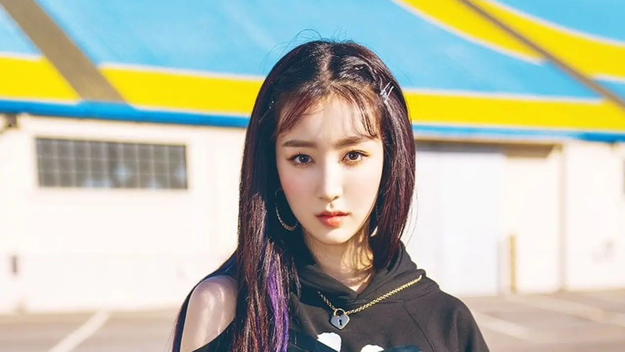 Hana gugudan. (Jellyfish Entertainment via Soompi)