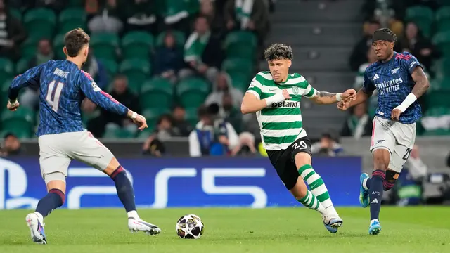 Pemain Arsenal Ben White (kiri) dan Noni Madueke membayangi pemain Sporting CP Maximiliano Araujo