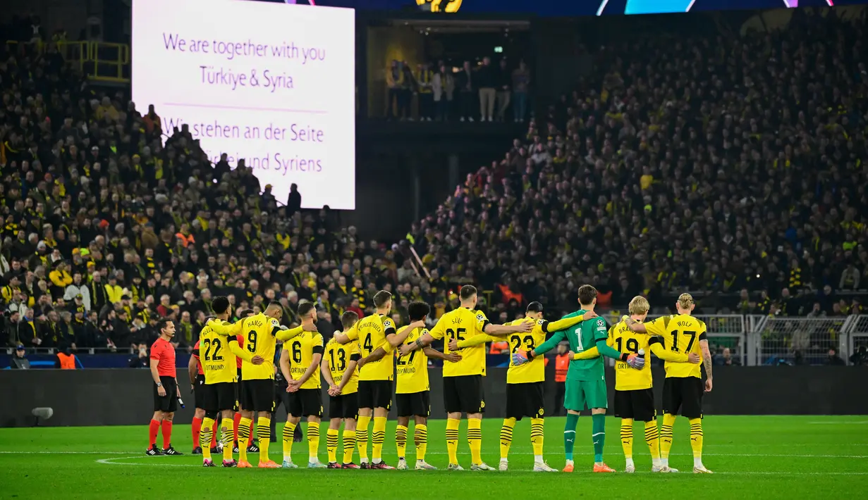 Para pemain mengheningkan cipta untuk para korban gempa bumi di Turki dan Suriah sebelum pertandingan leg pertama babak 16 Liga Champions antara Borussia Dortmund vs Chelsea di Signal Iduna Park, Jerman pada 16 Februari 2023. (AFP/John Macdougall)