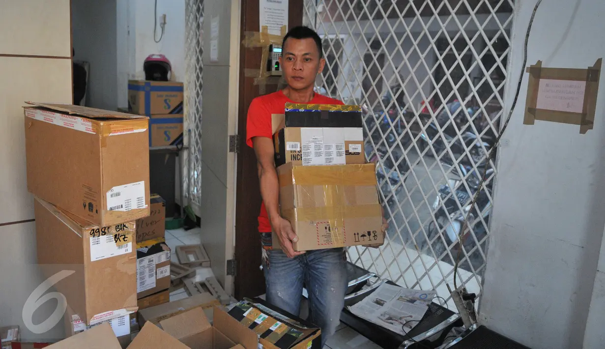 Petugas menyita sejumlah kardus berisi telepon seluler ilegal di gudang distributor, di ruko kawasan Cempaka Mas, Jakarta, Senin(15/6/2015). Penggeledahan tersebut terkait beberapa laporan dari masyarakat. (Liputan6.com/Herman Zakharia)
