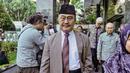 Ketua Majelis Kehormatan Mahkamah Konstitusi (MKMK) Jimly Asshiddiqie saat memasuki Gedung Mahkamah Konstitusi, Jakarta, Senin (30/10/2023). (Liputan6.com/Angga Yuniar)