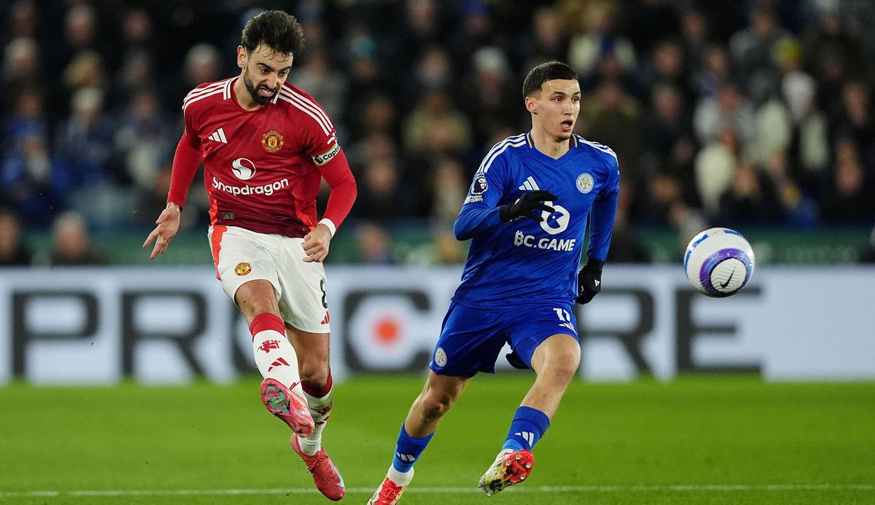 Bruno Fernandes tampil gemilang saat Manchester United pesta gol di markas Leicester City pada lanjutan Liga Inggris di King Power Stadium, Senin (17/3/2025). Pemain asal Portugal itu tidak hanya menyumbang satu gol tapi juga memberikan dua assist untuk rekan-rekannya. (Martin Rickett/PA via AP)