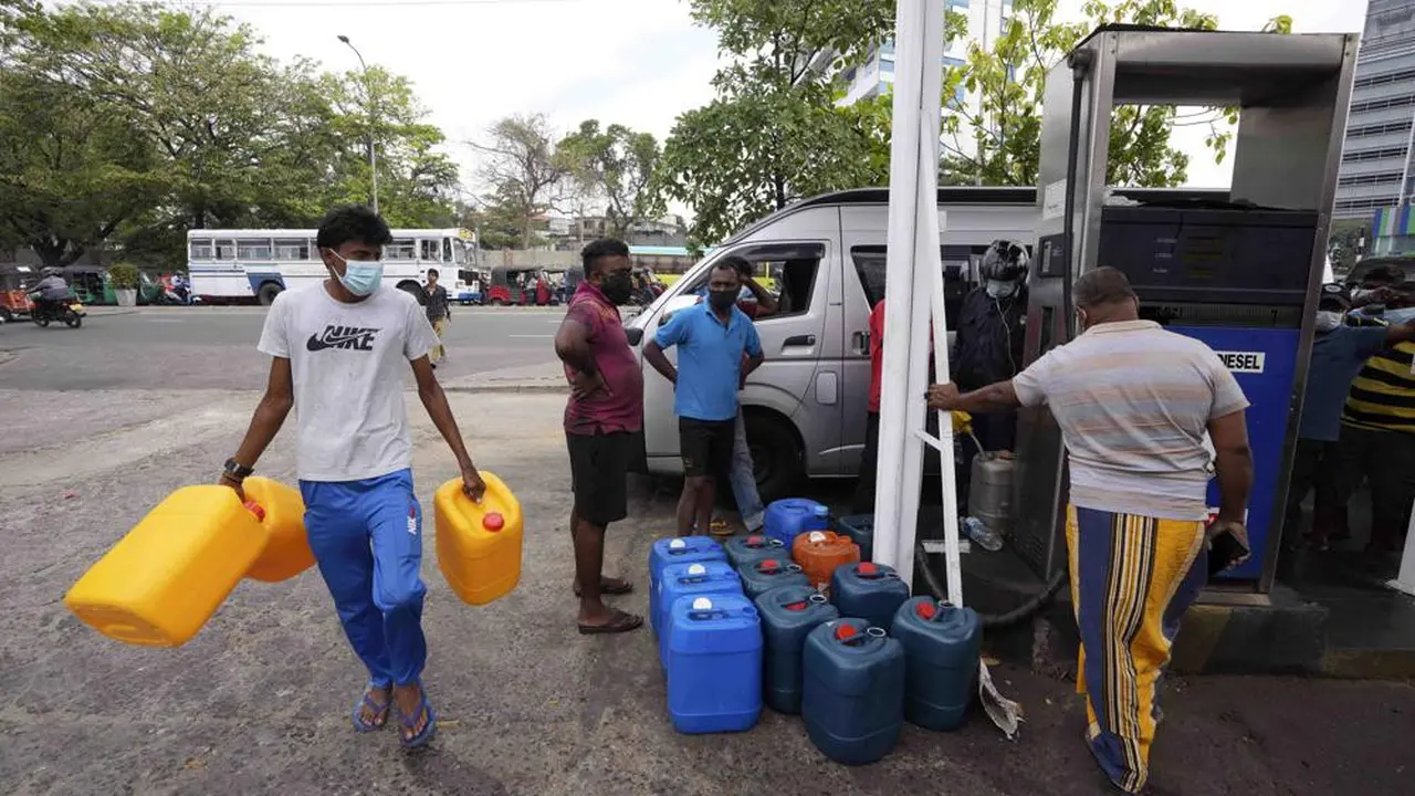 Sri Lanka kehabisan bensin. (AP Photo/Eranga Jayawardena)