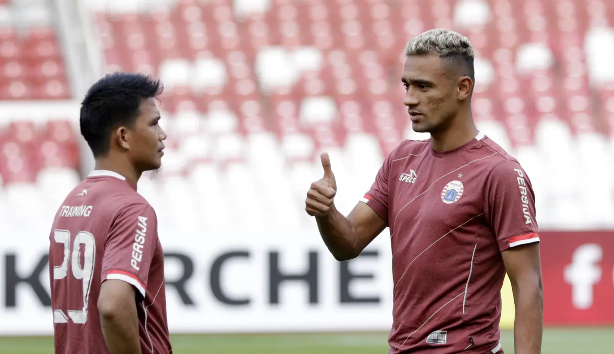 Pemain Persija Jakarta, Bruno Matos berbincang dengan Sandi Sute saat sesi latihan jelang laga Piala AFC di SUGBK, Jakarta, Senin (22/4). Persija akan berhadapan dengan Ceres-Negros. (Bola.com/M Iqbal Ichsan)