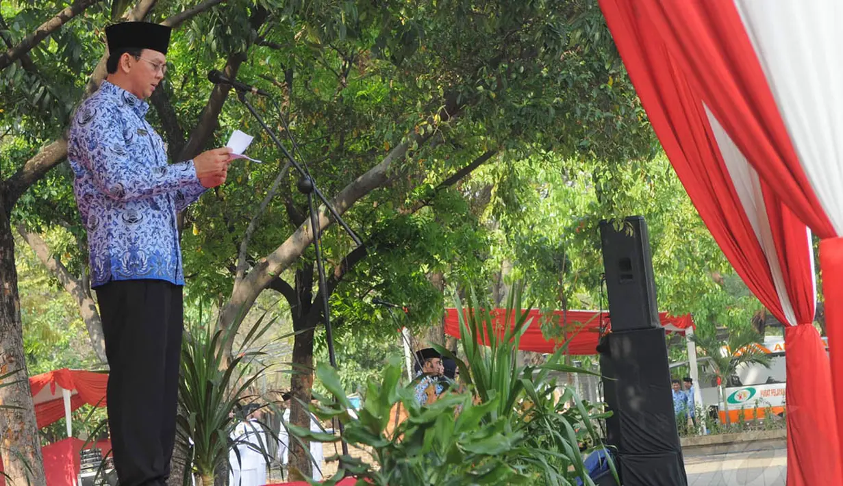 Ahok menyampaikan pidato di Lapangan IRTI Monas, Jakarta, Senin (10/11/2014). (Liputan6.com/Herman Zakharia)