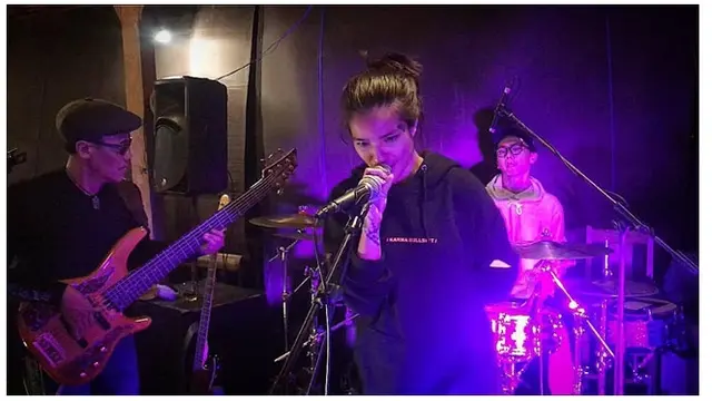 Selain menjadi DJ, Sheila juga masih aktif bernyanyi di acara off air.