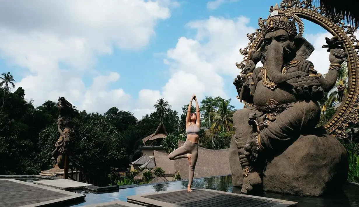 <p>Tak hanya di rumah, Rima pun juga menyempatkan olahraga yoga ketika berada di luar. (FOTO: instagram.com/rimamelati/)</p>