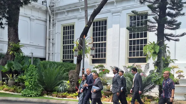 Presiden Joko Widodo atau Jokowi menerima kunjungan mantan Perdana Menteri Inggris, Tony Blair di Istana Kepresidenan Jakarta, Kamis (18/4/2024)