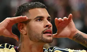 Gelandang Arsenal, Bruno Guimaraes, merayakan gol yang dicetaknya ke gawang Sunderland dalam lanjutan Premier League 2026/2027 di Stadium of Light, Minggu (13/9/2026) dini hari WIB. (Oli SCARFF / AFP)