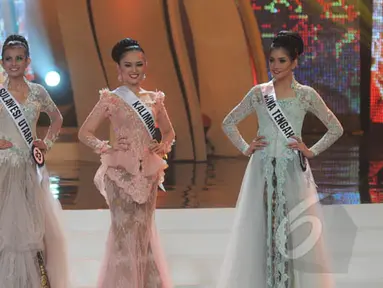 Wakil Sulut, Greysia Amanda Maaliwuga, Wakil Kalbar, Chyntia Fabyola dan Wakil Jateng, Anindya Kusuma Putri melaju ke babak tiga besar Grand Final Puteri Indonesia 2015 yang diselenggarakan di JCC, Jumat (20/2). (Liputan6.com/Herman Zakharia)