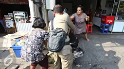 Petugas Satpol PP menertibkan Pedagang Kaki Lima (PKL) yang berjualan di kawasan Tanah Abang, Jakarta (6/11). Puluhan PKL kembali ditertibkan petugas karena dianggap berjualan di tepi jalan dan menimbulkan kesan kumuh. (Liputan6.com/Immanuel Antonius)
