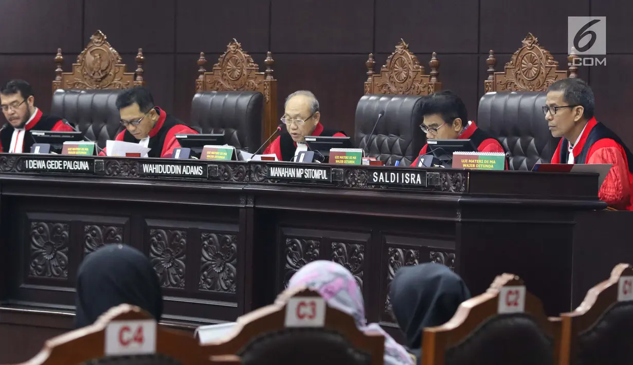 Hakim Mahkamah Konstitusi, Wahiduddin Adams (tengah) membacakan nota putusan perkara pengujian undang-undang tentang ASN, Sistem Pendidikan Nasional, Pendidikan dan Gelar Profesi, di Gedung MK, Jakarta, Kamis (14/2). (Liputan6.com/Helmi Fithriansyah)