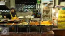 Pedagang menyiapkan menu bernuansa melayu di Mini Plaza Ramkhamhaen 59, Bangkok Thailand, Jumat (16/12). Menu makanan bernuansa islami tersebut dijual dikisaran 40 hingga 50 bath atau setara Rp 18.000,-. (Liputan6.com/Helmi Fithriansyah)