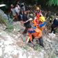 Sejumlah warga dan anggota Polsek Bojonggede mengevakuasi jasad balita di Kali Baru RT5/8, Kelurahan Pabuaran, Bojonggede, Bogor Selasa (29/12/2020). (Liputan6.com/Dicky Agung Prihanto)