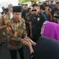 Jokowi melayat ke rumah adik iparnya di Solo.