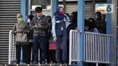 Sejumlah calon penumpang menunggu kedatangan bus Transjakarta di Halte Harmoni, Jakarta, Selasa (16/6/2020). PT Transjakarta mencatat sejak penerapan Pembatasan Sosial Berskala Besar (PSBB) Transisi, pengguna bus Transjakarta naik 22 persen dibandingkan saat PSBB. (merdeka.com/Iqbal Nugroho)