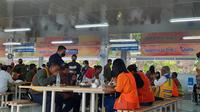 Momen saat Presiden Joko Widodo (Jokowi) makan siang bersama dengan para pekerja Konstruksi Ibu Kota Nusantara (IKN) di Kabupaten Penajam Paser Utara, Kalimantan Timur, Kamis (23/2/2023). (Dok. Liputan6.com/Lizsa Egeham)
