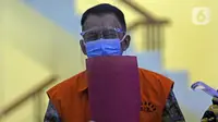 Mantan Direktur Pemeriksaan dan Penagihan Dirjen Pajak tahun 2016-2019, Angin Prayitno Aji usai pemeriksaan di Gedung KPK, Jakarta, Rabu (18/8/2021). Angin Prayitno Aji merupakan tersangka penerimaan suap dalam penyesuaian pajak tiga perusahaan wajib pajak. (Liputan6.com/Helmi Fithriansyah)