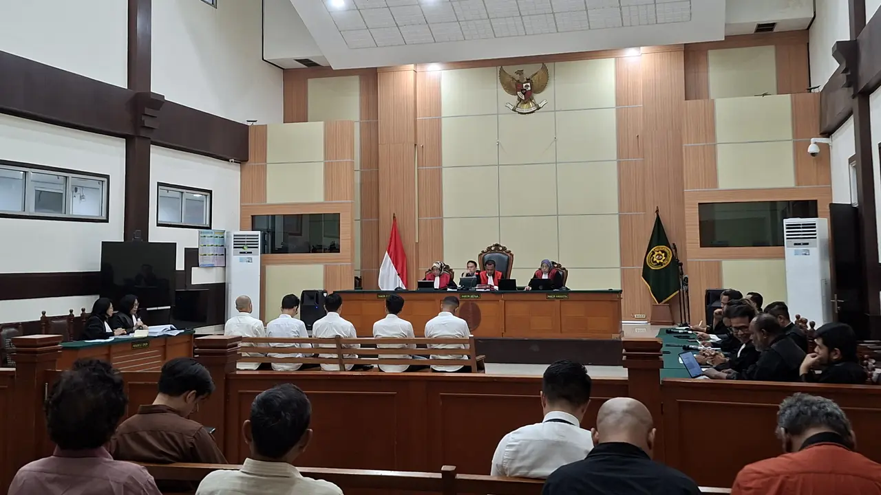 Jaksa Penuntut Umum (JPU) menuntut tiga terdakwa yang disebut sebagai aktor intelektual dalam kasus penculikan dan pembunuhan Kepala Cabang Pemerintah, Mohammad Ilham Pradipta, dengan pidana penjara selama 15 tahun. (Liputan6/Rifqy Alief)
