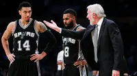 Pelatih San Antonio Spurs, Gregg Popovich, memberikan instruksi kepada Danny Green (kiri) dan Patty Mills saat melawan Los Angeles Lakers di Staples Center, Los Angeles, Sabtu (19/11/2016) WIB (AP Photo/Ringo H.W. Chiu)